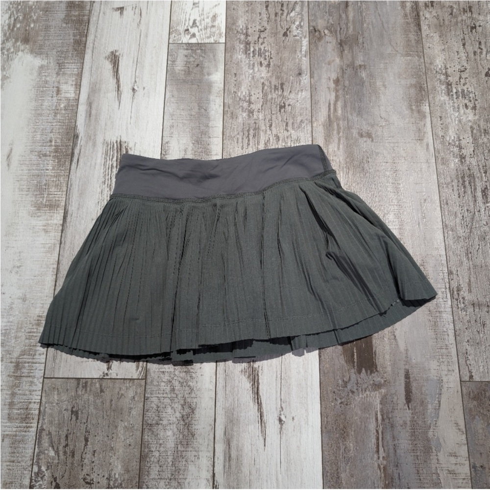 Lululemon Pleat To Street Skirt II gray size 2